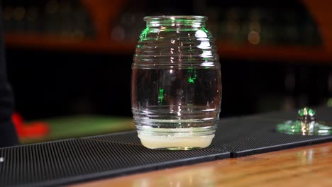 el mixólogo mexicano comienza a mezclar ingredientes para la receta de la sangría de clericot en el restaurante de la cantina de méxico.