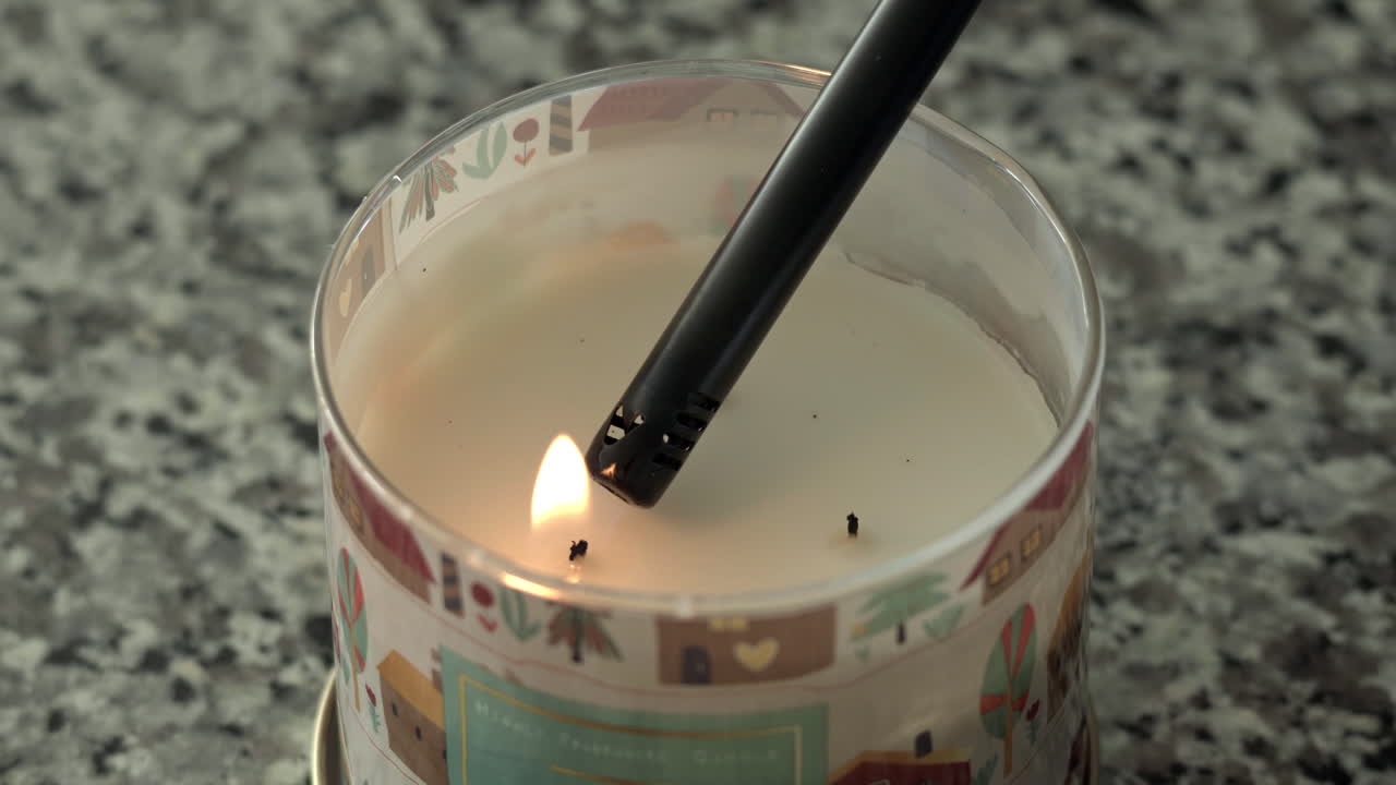 cerrar como vela de vacaciones de otoño en la encimera se enciende con un encendedor de velas, 4k