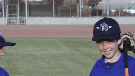 los jugadores de béisbol juvenil de la liga pequeña se dan apretones de manos