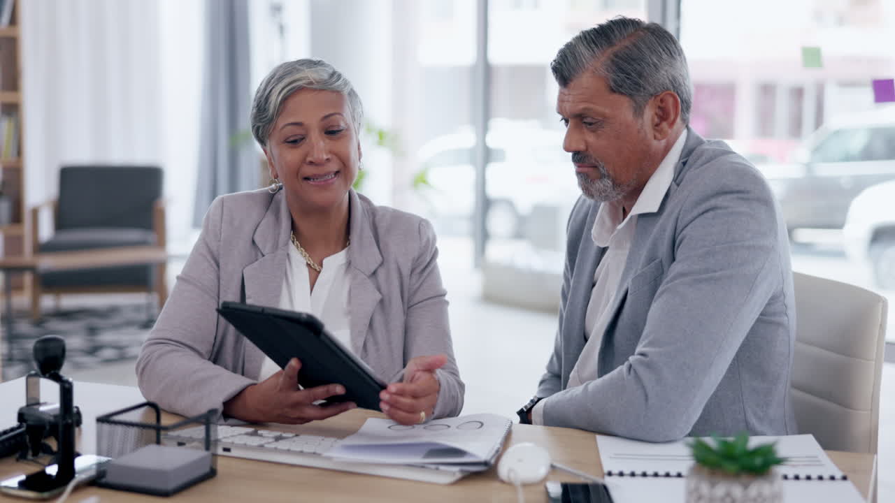 gente de negocios, tableta y reunión para el equipo