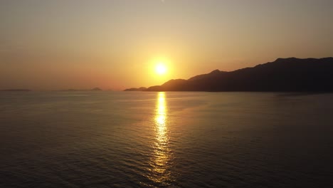 Hermosa-Puesta-De-Sol-Sobre-El-Mar-Océano-En-Hong-Kong