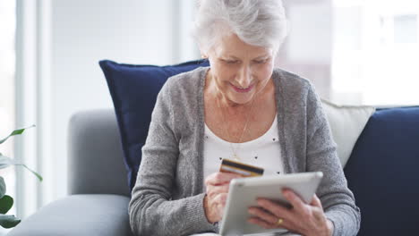 una mujer mayor usando una tableta digital