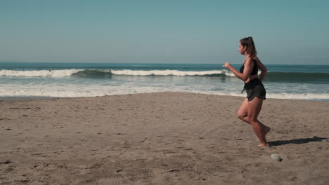 mujer corriendo en una playa