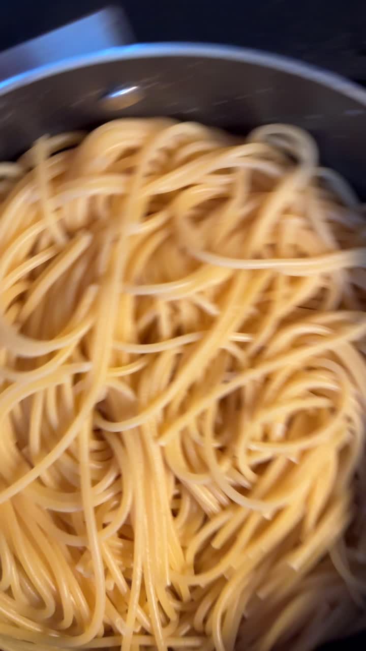 cocción de espagueti y almejas