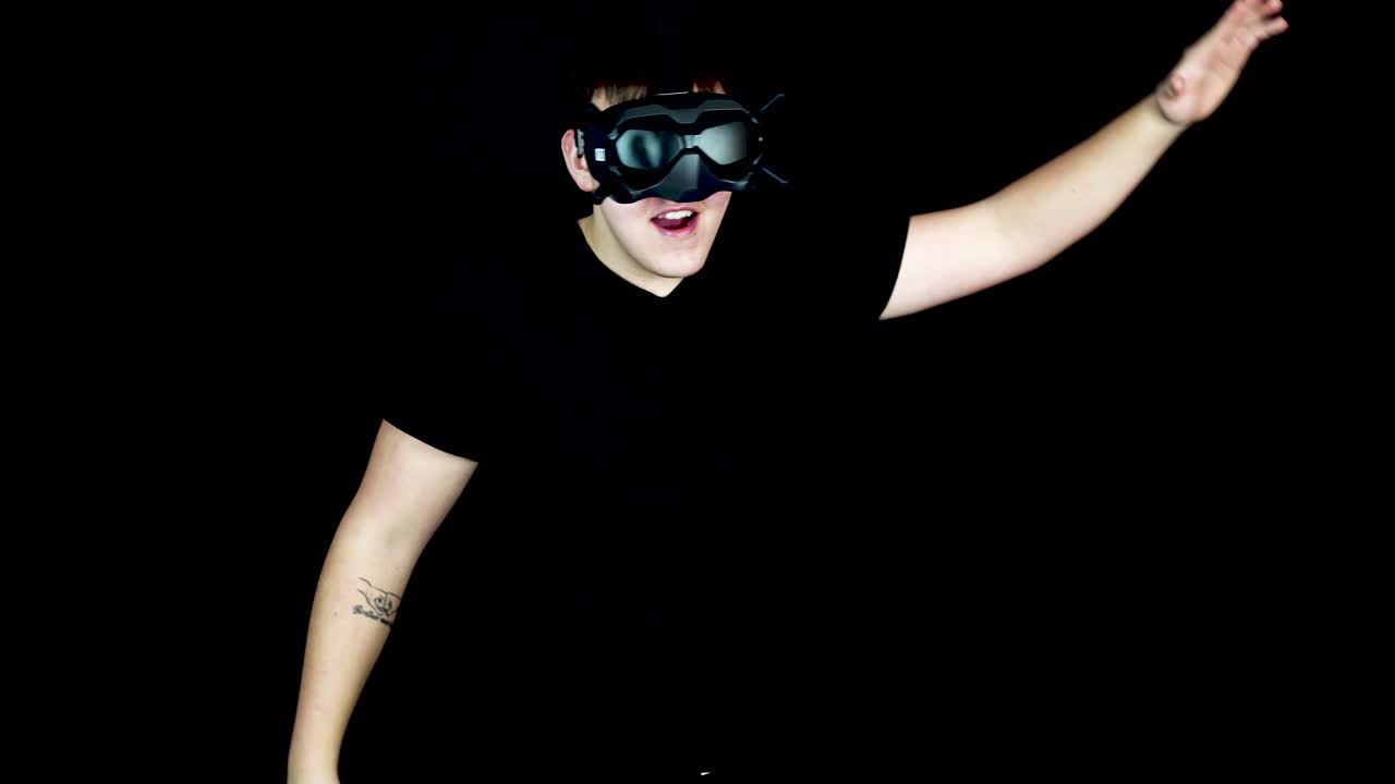 joven en realidad virtual jugando videojuegos usando gafas vr auriculares 50fps