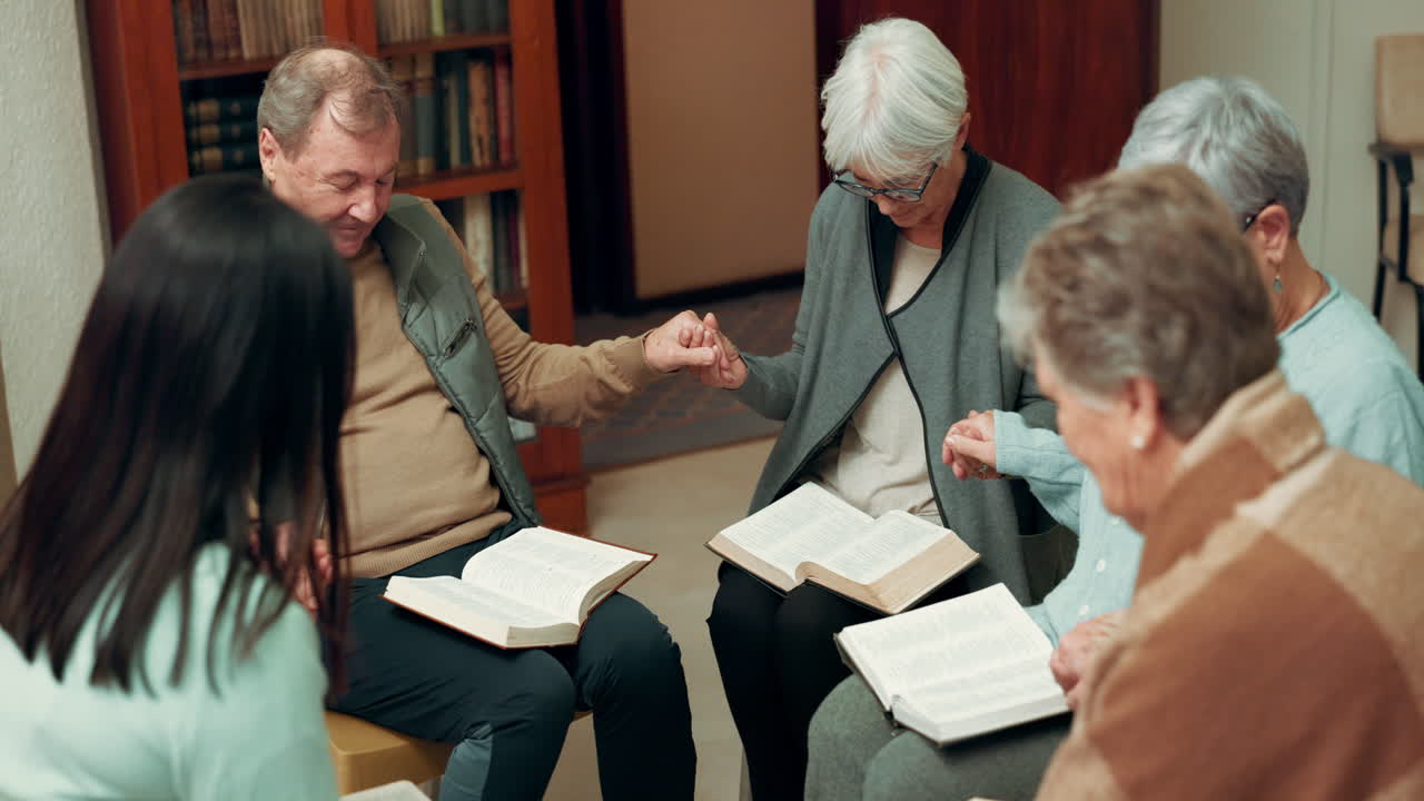 기도하고,  ⁇ 배하고, 사람들과 손을 잡고