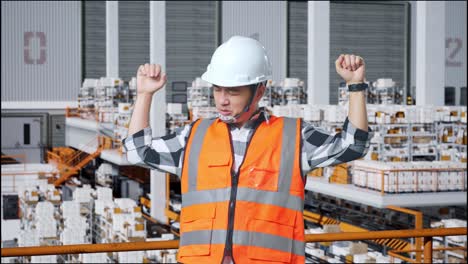 trabajador feliz en un almacén