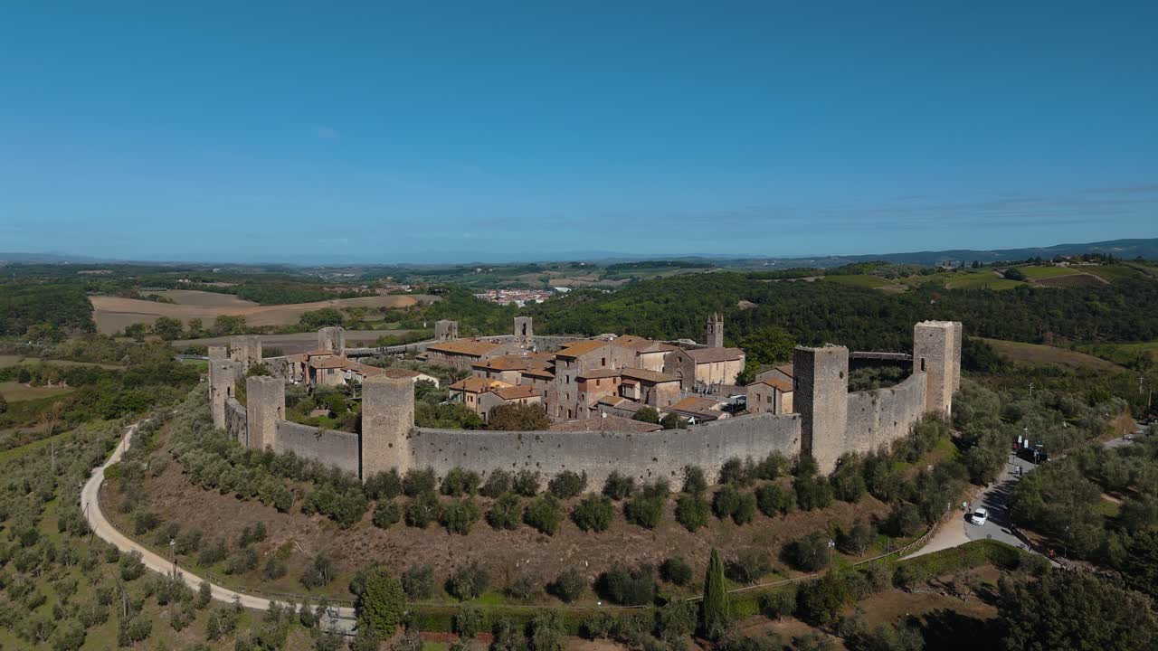 antiguo pueblo de monteriggioni en la toscana, italia. castillo medieval fortificado, ciudad romana. forma circular