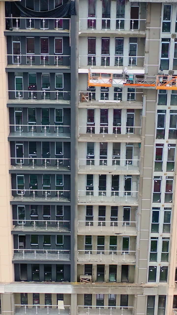 Edifício residencial de grande altura. Novo edifício de apartamentos residencial de vários andares.