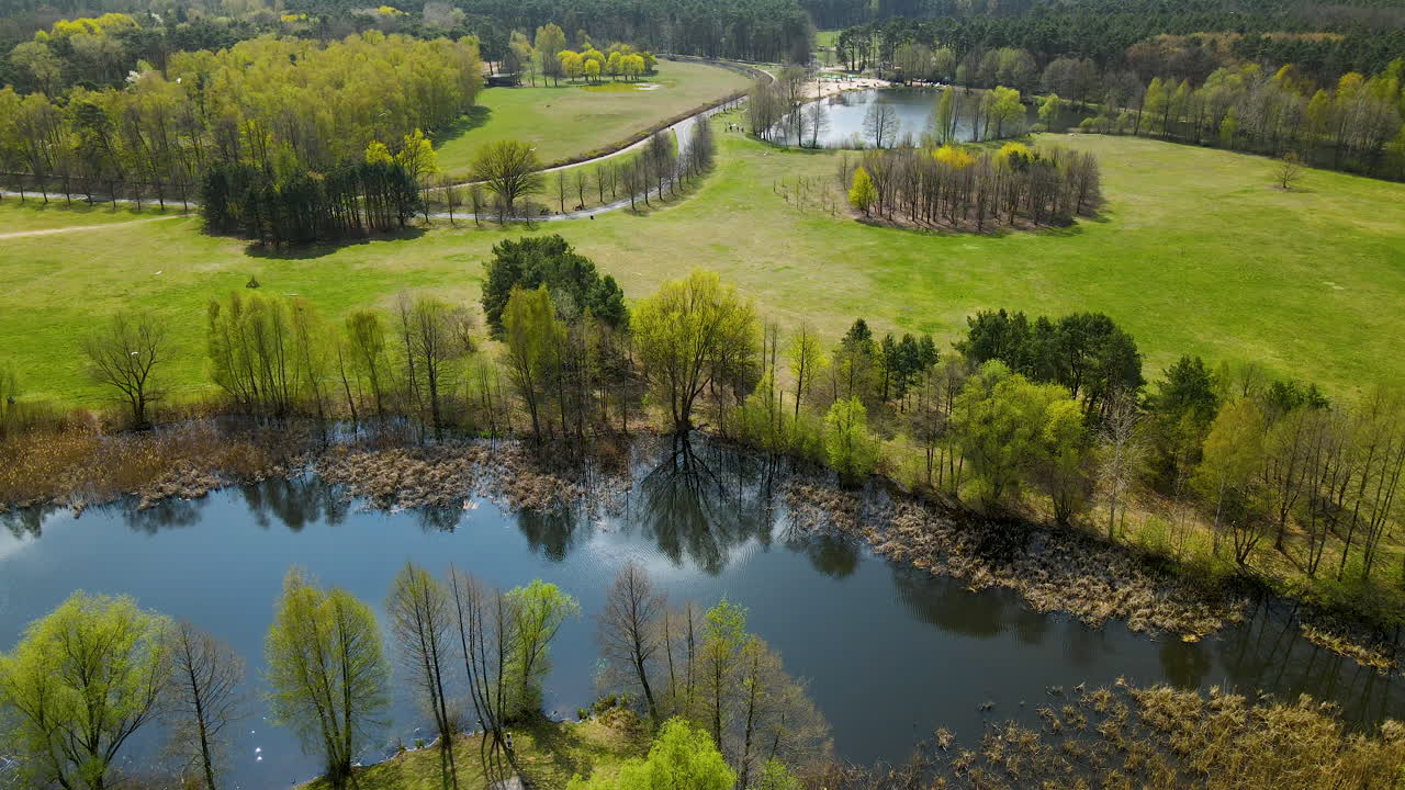 Luchtfoto van het idyllische Myślęcinek Park met bomen, een veld en meren in Bydgoszcz, Polen - Myślęcinek is het grootste stadspark van Polen