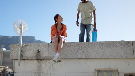 una pareja disfrutando de la vista desde el techo