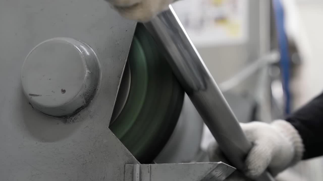 高級自転車フレーム製造用の金属パイプを研磨する重工業用研磨機