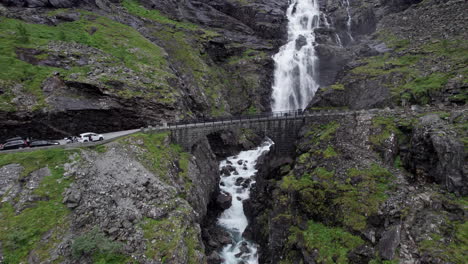 Toma-Aérea,-Comenzando-En-El-Puente-Stigfossbrua-En-La-Parte-Inferior-De-Trollstigen-En-Noruega.