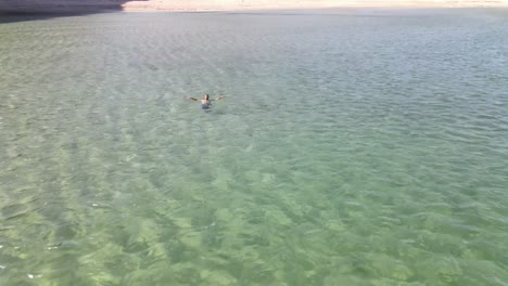 nadando en una playa vacía después de covid19