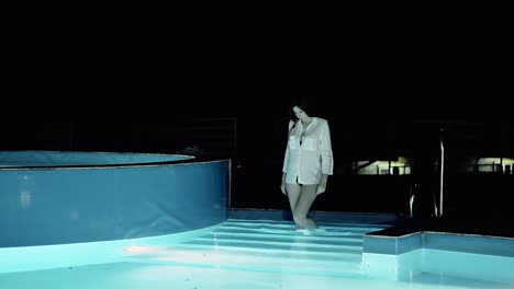 Young-pregnant-girl-walks-into-the-pool-2