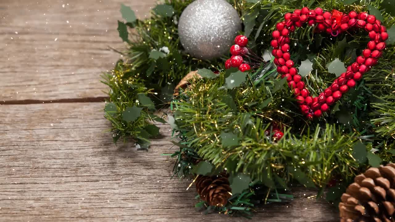 Fallende snø med julepynt