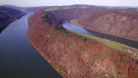 el bucle del danubio en el otoño una curva serpenteante en el río