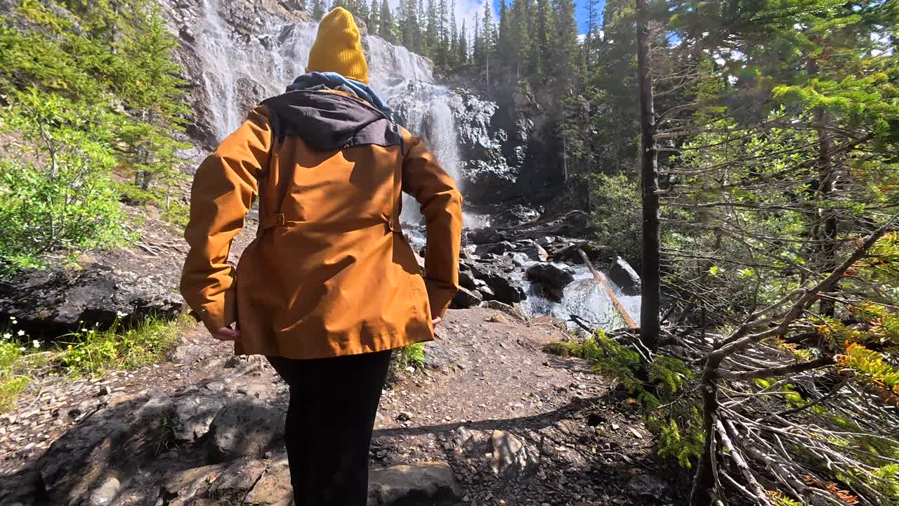 Donna che fa escursionismo vicino a una cascata