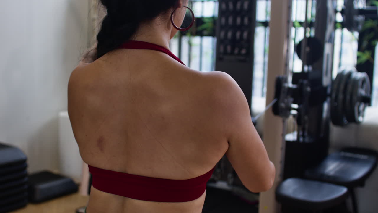mujer trabajando en el gimnasio