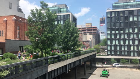 Crowds-walking-in-the-High-Line-park