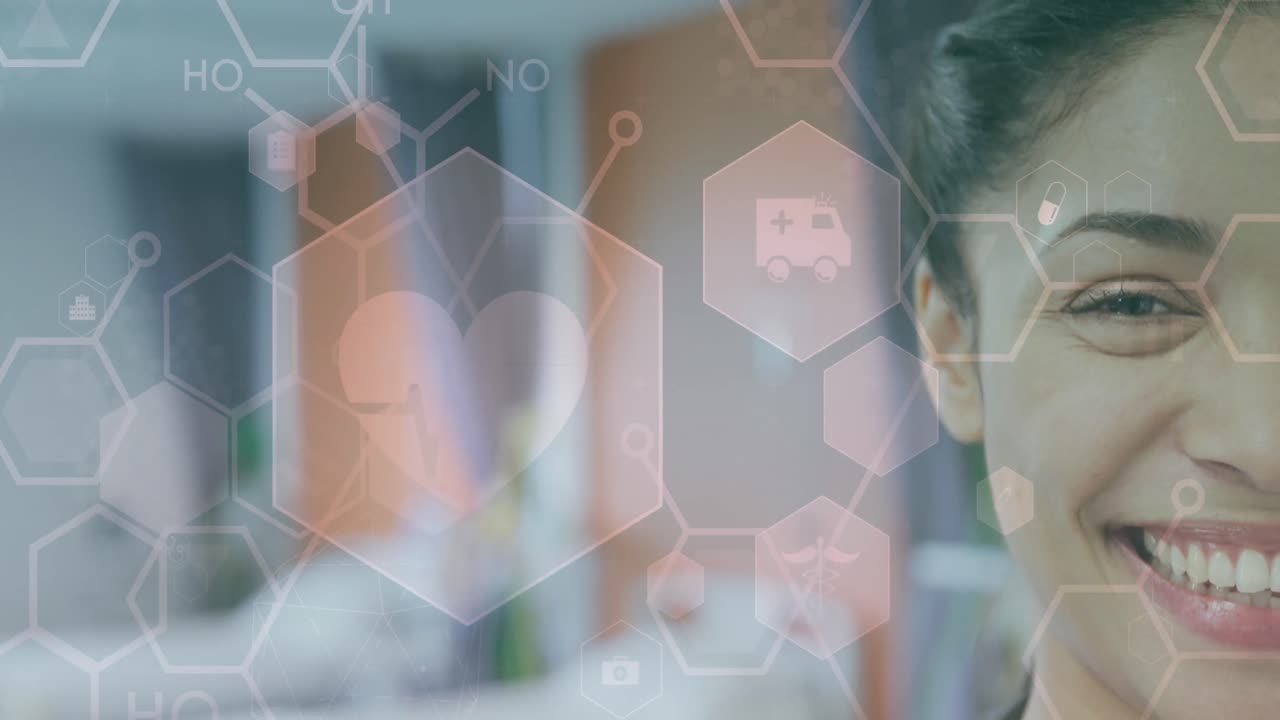 animación de latidos cardíacos, iconos médicos y células en la mitad de la cara de una doctora biracial sonriente.