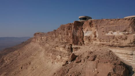 mitzpe ramon mitzperamon israele negev deserto autostrada drone dolly in macchina volante strada montagne sabbia medio oriente medio oriente giordania palestina cratere ramon edifici pietre pietra