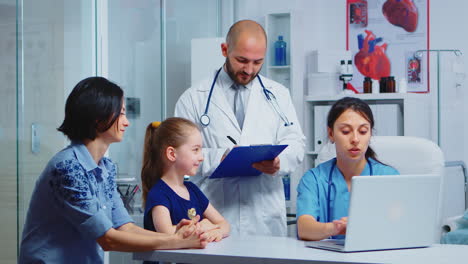 Mother-and-daughter-talking-with-medical-workers