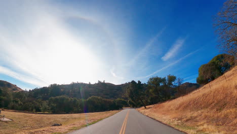 conduciendo por un camino rural hacia las montañas tehachapi - punto de vista escénico
