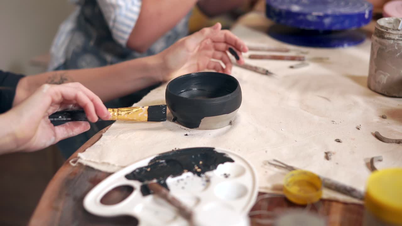 수업 에서 도자기 그 을 그리는 것