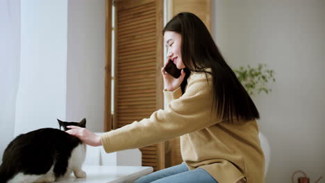 전화를 하는 여자