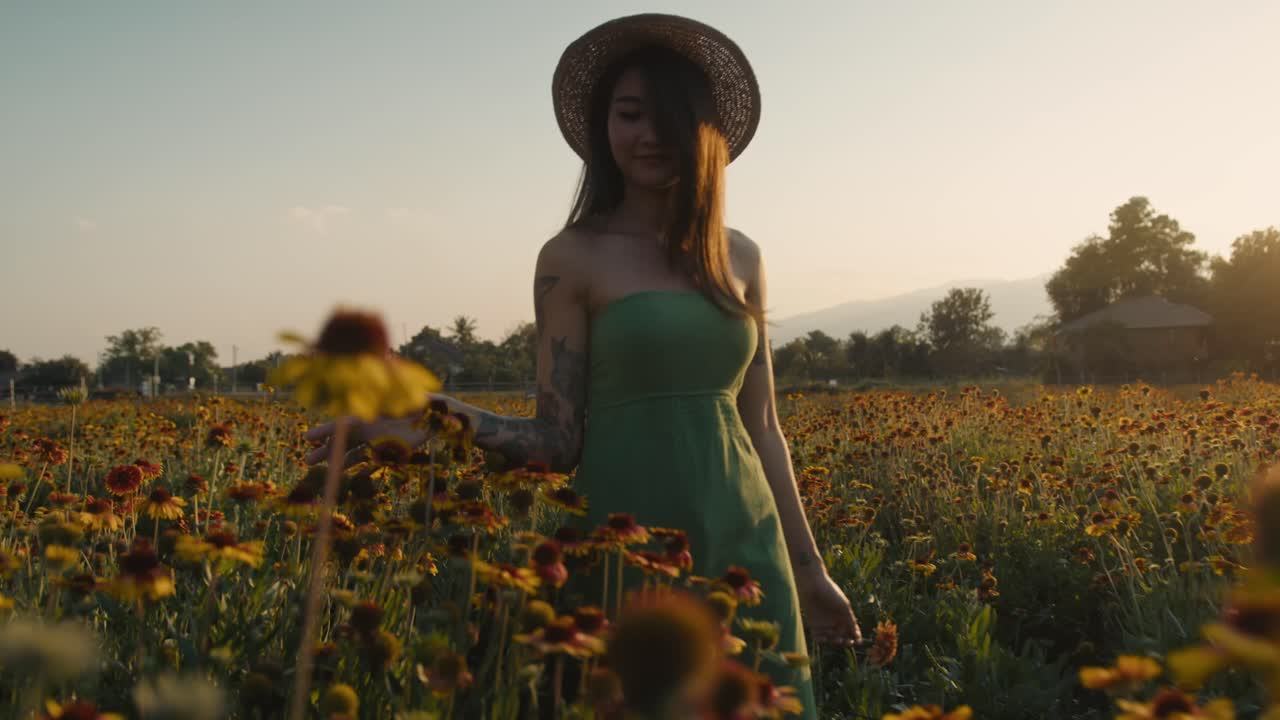 mujer en un campo de flores al atardecer