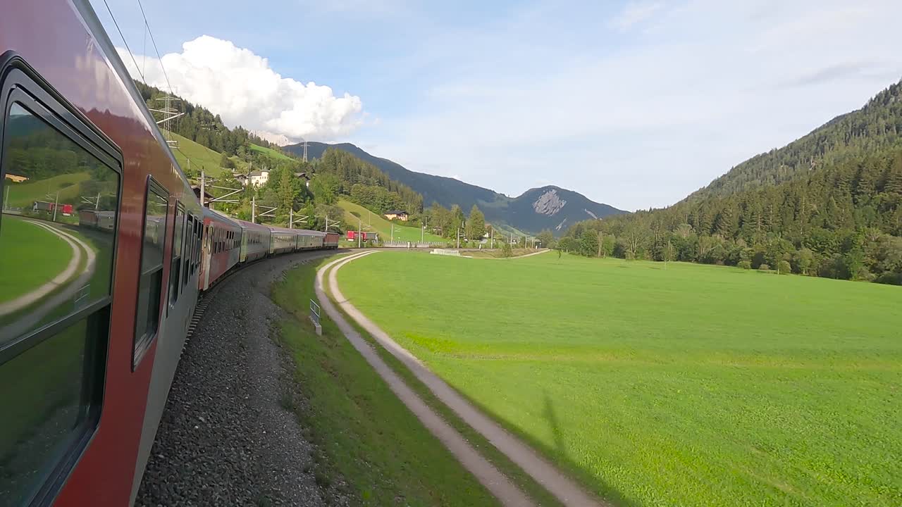 cámara a bordo en la ventana de un tren en austria