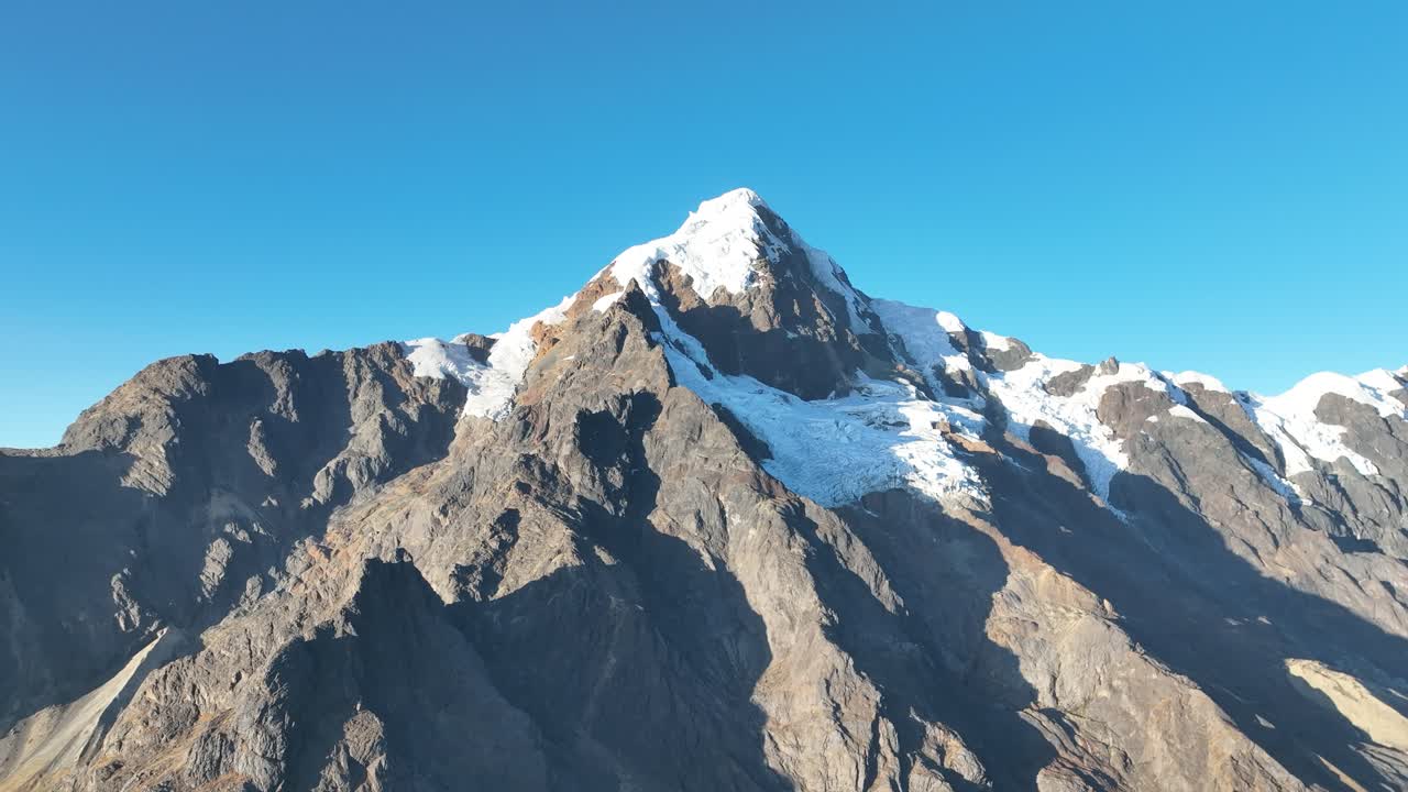 vista voladora de las montañas, la verónica cubierta de nieve, el valle sagrado, cusco