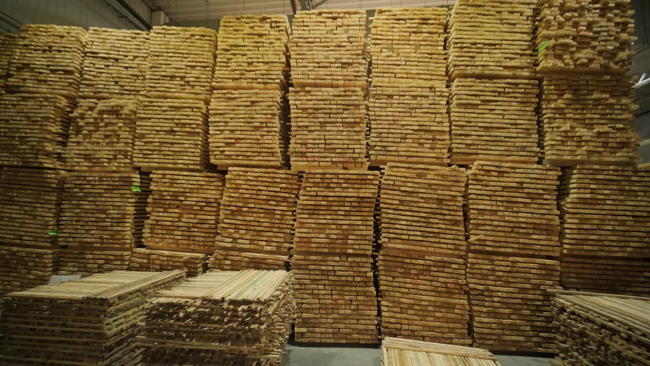 Tumpukan Besar Kayu Olahan di Gudang Industri