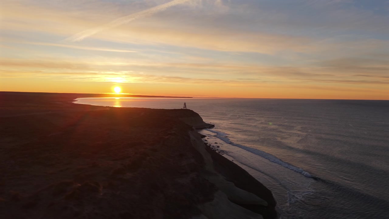 Panorámica aérea del amanecer sobre la costa atlántica y los acantilados en Puerto Madryn, Patagonia, Argentina