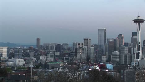 스페이스 니들은 골든 아워 동안 시애틀의 멋진 스카이라인을 공중에서 볼 수 있습니다.