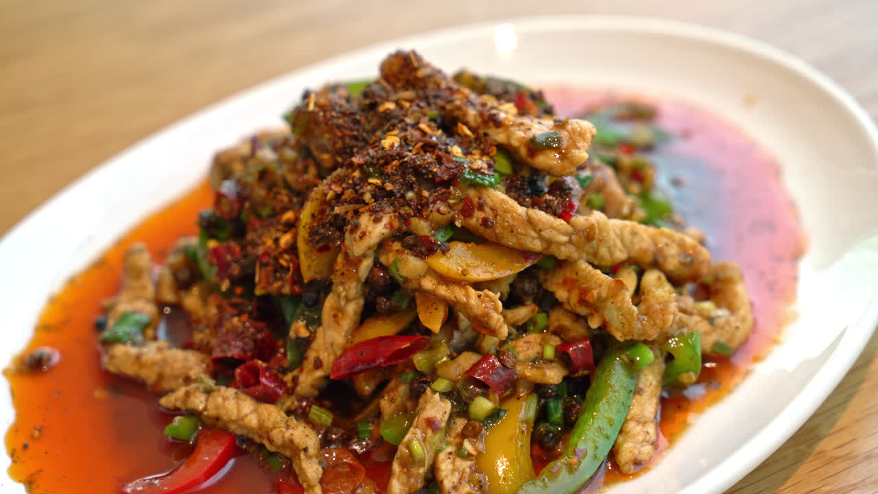 말라 칠리를 곁들인 돼지고기 볶음 - 중국식