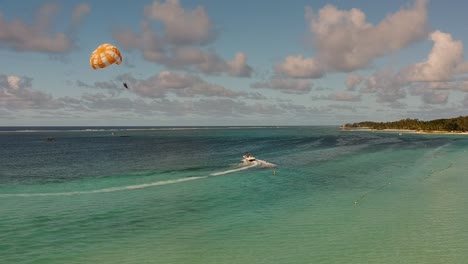 Toma-Aérea-Girando-Sobre-Una-Playa-En-Una-Isla-Tropical