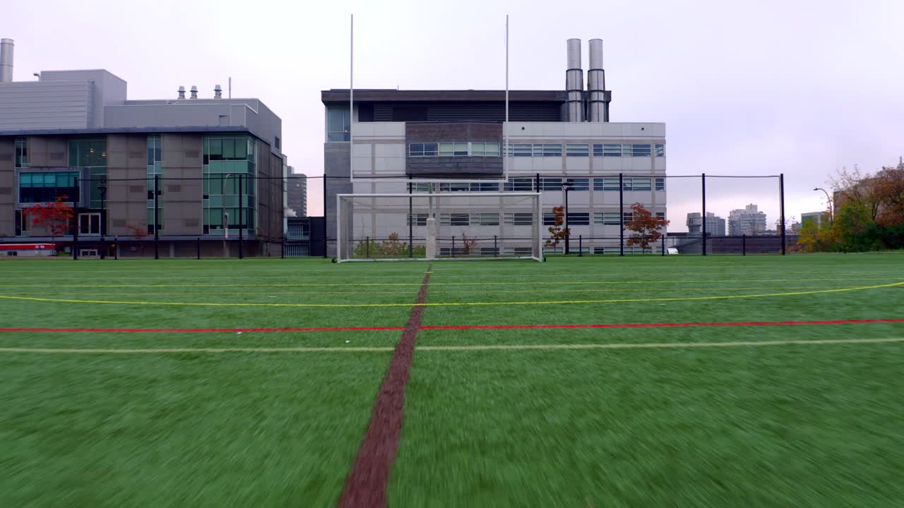 축구 골을 충전하는 축구장에서 지상에서 비행하는 드론