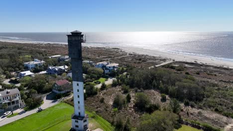 empujón aéreo del faro de la isla de sullivan hacia el océano cerca de charleston sc, carolina del sur