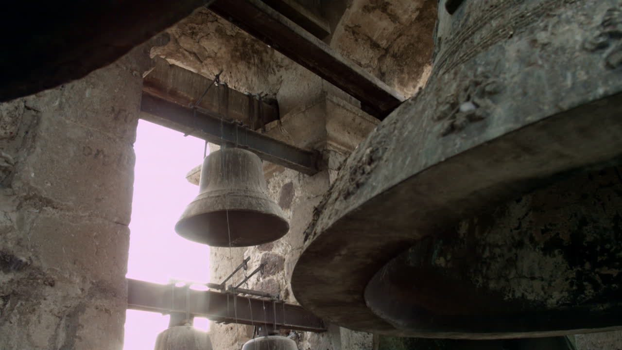 작은 멕시코 마을의 공공 광장에 있는 높은 탑에 설치된 교회 종은 주변 지역 사회에서 들을 수 있습니다.