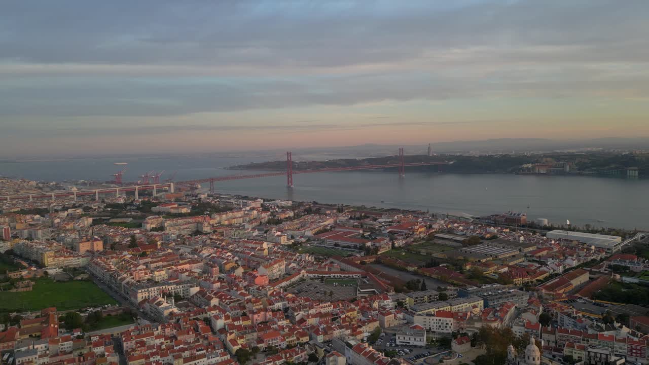 Vista aerea sul fiume Tago, il Ponte 25 Aprile e Lisbona, Portogallo