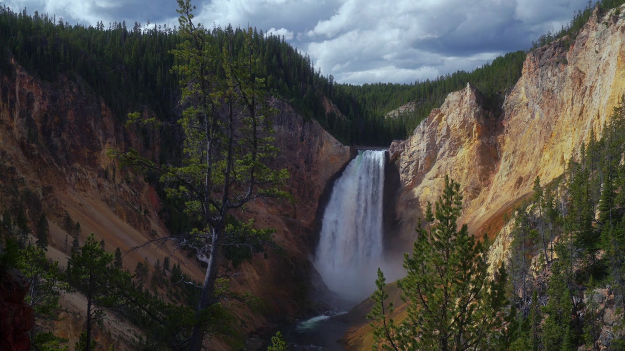 Sungai Grand Canyon Yellowstone Wyoming, Titik Inspirasi, Pemandangan dari North Rim Drive, lanskap alam yang indah, tengara Taman Nasional Yellowstone, pagi yang cerah, awan, Air Terjun yang mengalir deras, sungai yang tenang