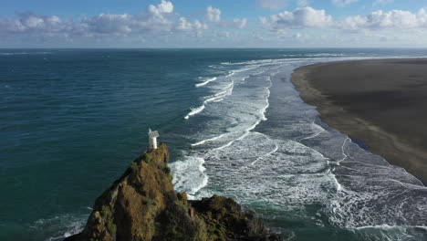 Vuelo-Hacia-Atrás-A-Lo-Largo-De-La-Playa-De-Whatipu-Y-Sobre-La-Roca-Del-Faro,-Nueva-Zelanda