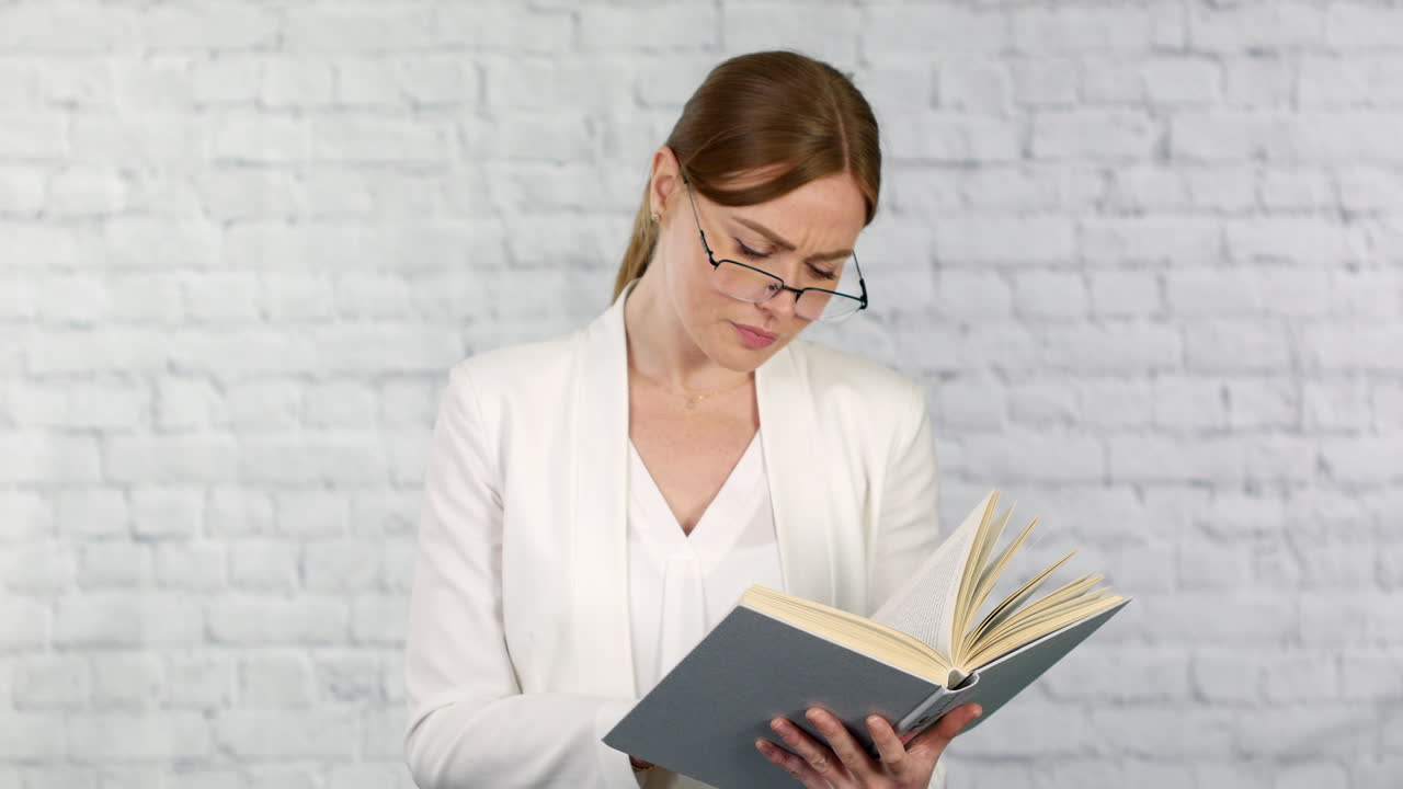 una joven mujer de negocios leyendo
