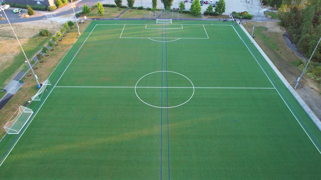 항공 드론은 시애틀의 샌드 포인트의 활기찬 축구장을 포착합니다.