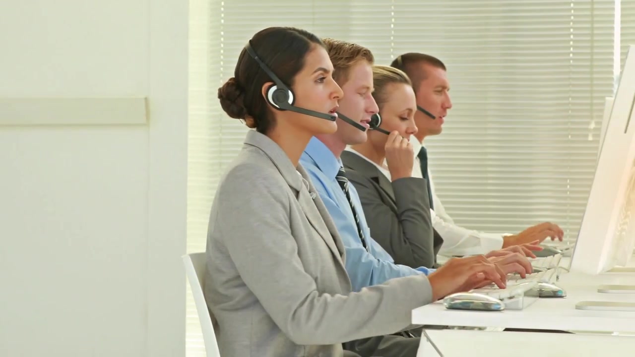 Kundeservicemedarbeidere som jobber i et moderne kontor