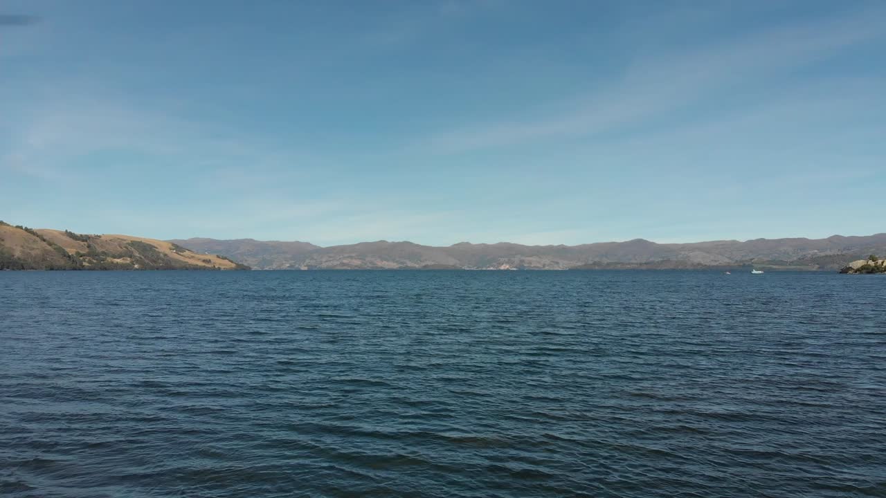 콜롬비아의 큰 호수 위의 전면 기울기