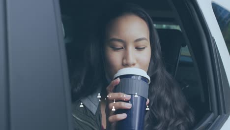 Animación-De-íconos-De-Los-Medios-Sobre-Una-Mujer-Birracial-Tomando-Café