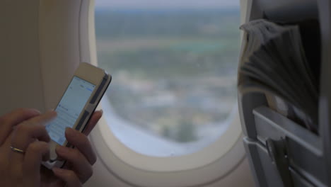 Mujer-Escribiendo-Sms-En-Avión-Volando